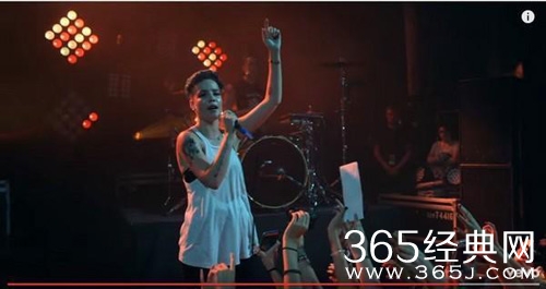 女歌手开唱前流产出血 吃止痛药包纸尿裤上台