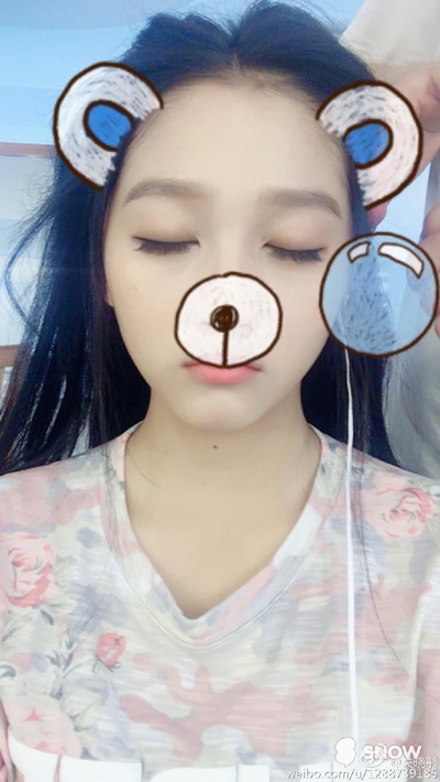 关晓彤晒片场吊威亚照 称拍特效全凭想象