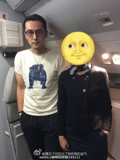 胡歌飞抵巴厘岛赴霍如婚礼 帅气合影空姐