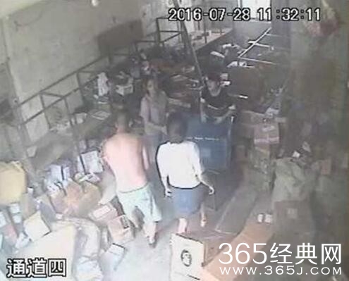 捷豹女狠踹快递筐 致怀孕6月快递员羊水破裂