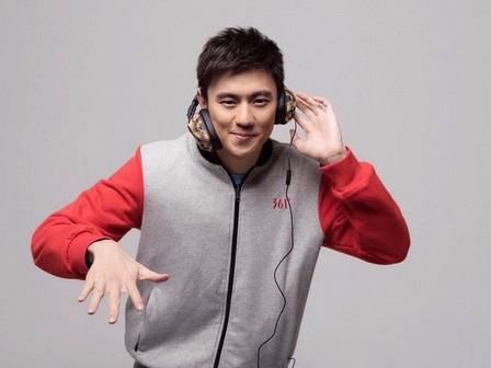 宁泽涛变私教被摸腹肌 网友：要亲亲才能继续！