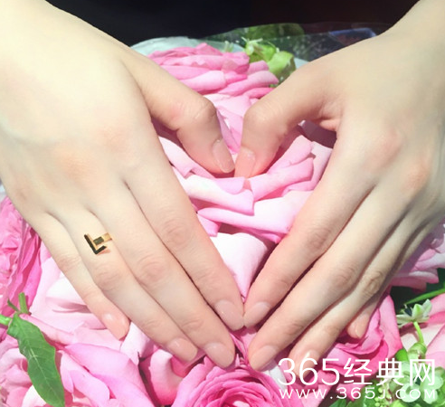 张天爱晒L型戒指只为代言 网友：虚惊一场