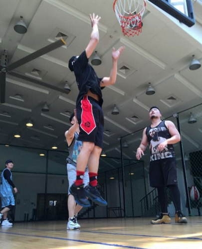 陈赫与邓超打篮球 趁机打了一下超哥屁股