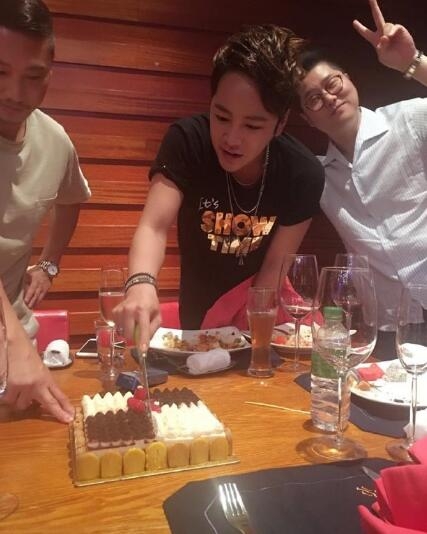 张根硕晒尖下巴照 网友吐槽你的肉是水吗