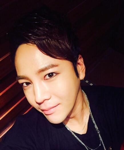 张根硕晒尖下巴照 网友吐槽你的肉是水吗