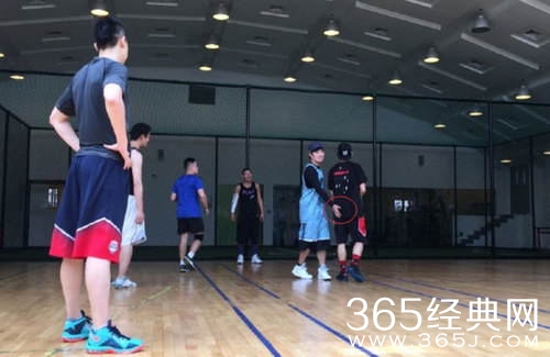 陈赫与邓超打篮球 趁机打了一下超哥屁股