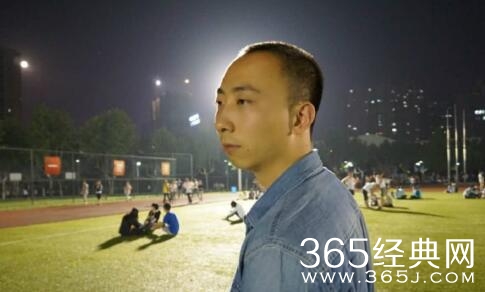 冯巩32岁儿子冯开诚近照曝光 与爸爸越长越像