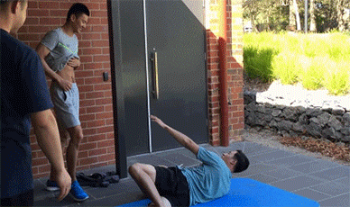 宁泽涛变私教被摸腹肌 网友：要亲亲才能继续！