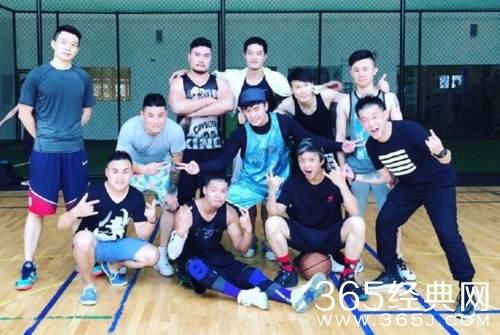 陈赫与邓超打篮球 趁机打了一下超哥屁股