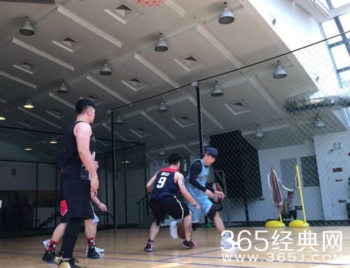 陈赫与邓超打篮球 趁机打了一下超哥屁股