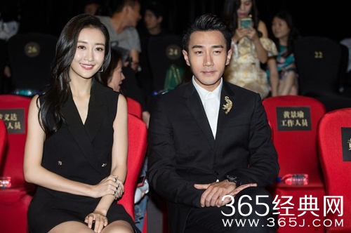 王鸥出席颁奖礼秀长腿美背 获“梦想飞扬人物”