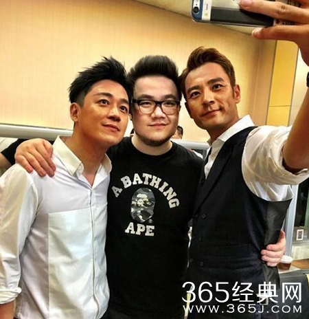 李光洁拍广告晒黑 与好友合影成黑白夹心饼干