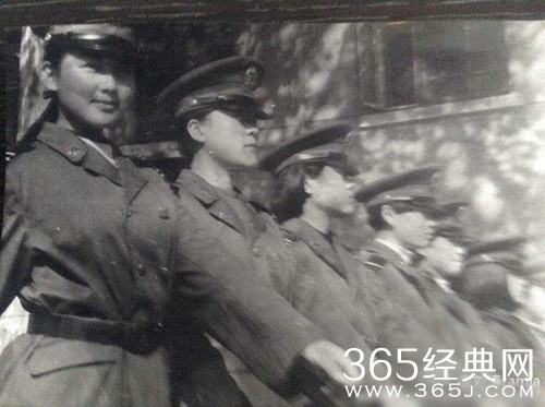 刘涛晒早年军装照婴儿肥 身姿挺拔笑容甜