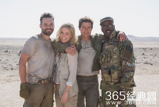 新木乃伊曝片场照 阿汤哥沙漠拍摄奋战正酣