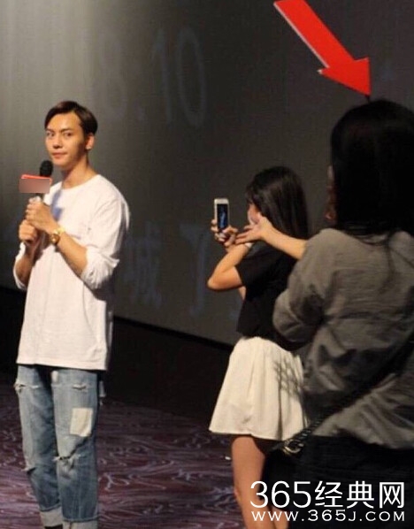女粉丝成功吸引陈伟霆！ 因为她有特殊“武器”