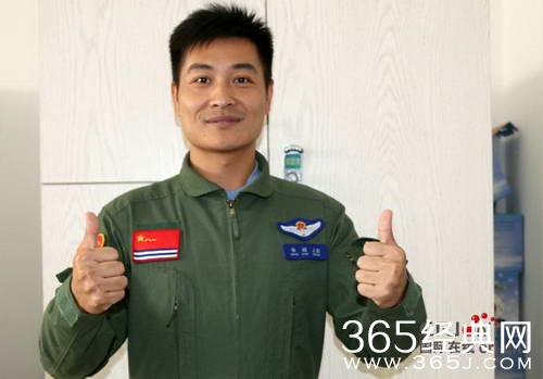 歼15飞行员张超牺牲细节公开：全程只有4.4秒