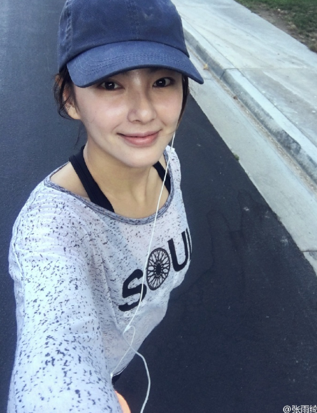 公布恋情 张雨绮晒与神秘男子合照 附文“爱”