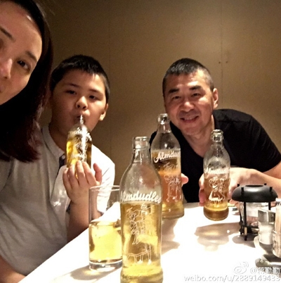 蒋勤勤晒一家三口合影 9岁儿子胖嘟嘟很精神