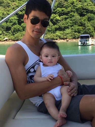 陈国坤生日晒全家福 小小龙帅气全家高颜值