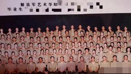 考考眼力！马苏穿军装与同学合照 能找到么