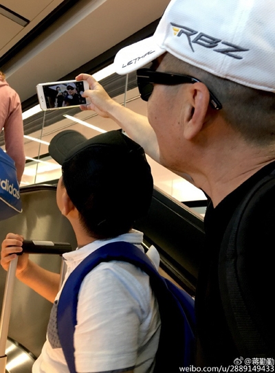 蒋勤勤晒一家三口合影 9岁儿子胖嘟嘟很精神