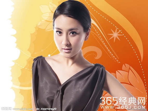 考考眼力！马苏穿军装与同学合照 能找到么