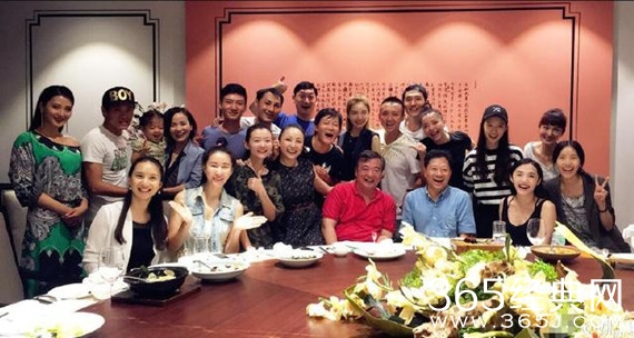 姚晨与北电99班师生聚会 怀了二胎上围见涨