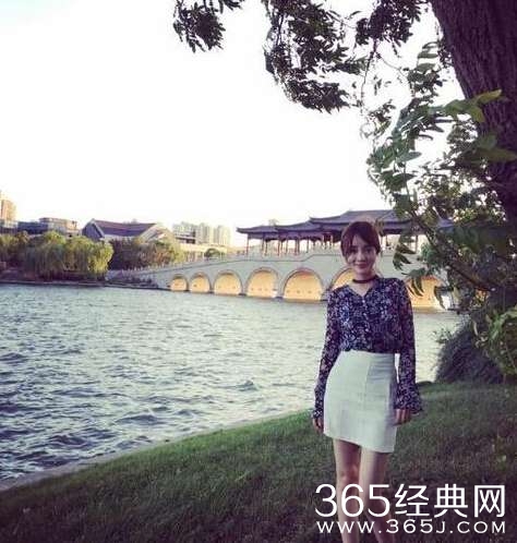 李小璐晒河边美照 网友：只看到了大长腿