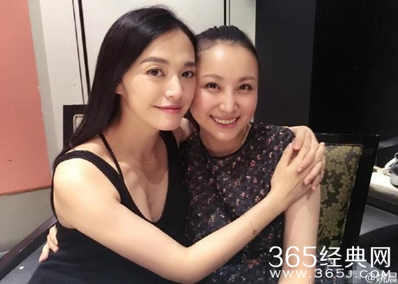 姚晨与北电99班师生聚会 怀了二胎上围见涨