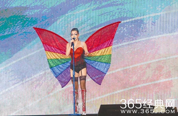 小S戴彩虹翅膀开唱造型奇葩 与青峰同台大和解