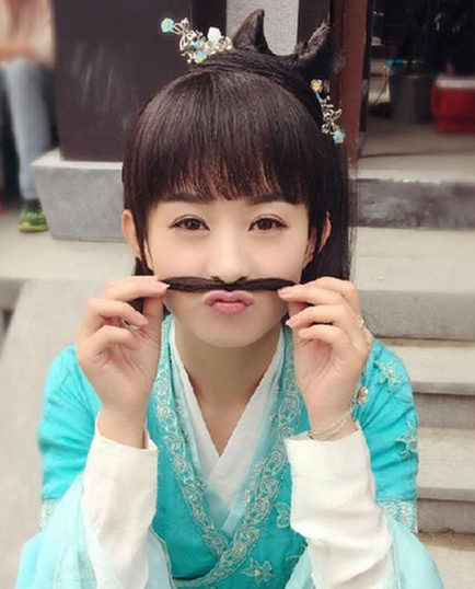 “赵小刀”出山 赵丽颖补刀粉丝直播吃翔