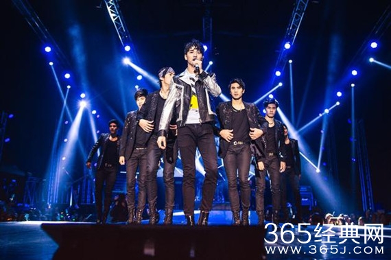 许魏洲巡演泰国站落幕 玩吉他solo秀泰语