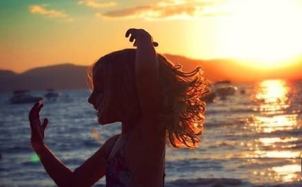 无论过去发生什么，最好的总是尚未到来。