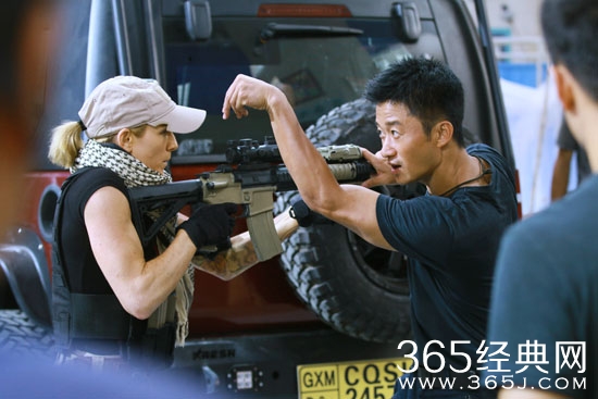 硬汉气质爆表 吴京征服高温挑战暴雨