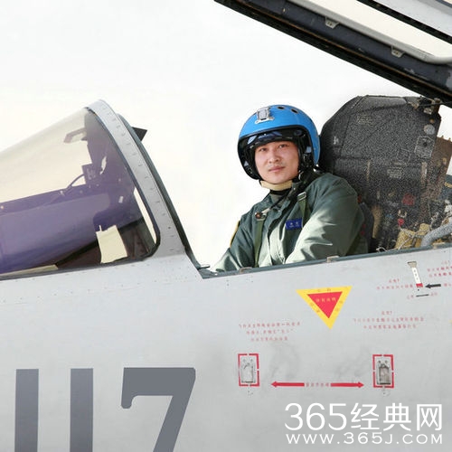 歼15飞行员张超牺牲细节公开：全程只有4.4秒