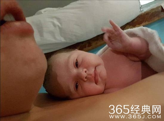 英国新生女婴打出OK手势 照片走红网络