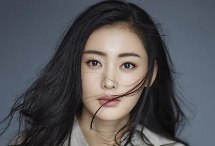 张天爱法国被偶遇 穿补丁牛仔裤遭调侃