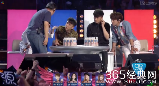 《超女》李克勤被逼疯“失态” 直播现场改赛制