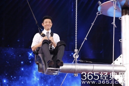 撒贝宁为了科学不要命了 录节目从25米高空飞跃而下