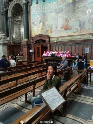 张天爱法国被偶遇 穿补丁牛仔裤遭调侃