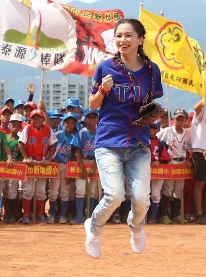 徐若瑄被问初恋吴奇隆 大声唱歌躲避话题