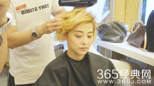 梅婷告别“黑线妈妈” 全新造型潮酷范儿十足