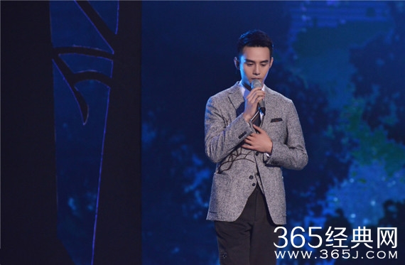 跨界歌王王凯回归 身穿灰色西装帅气亮相