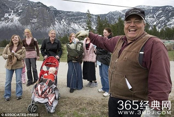 加拿大59岁大叔娶27位妻子生145个孩子