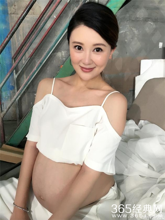 甘薇怀二胎临盆在即 走路瘸腿只能左躺