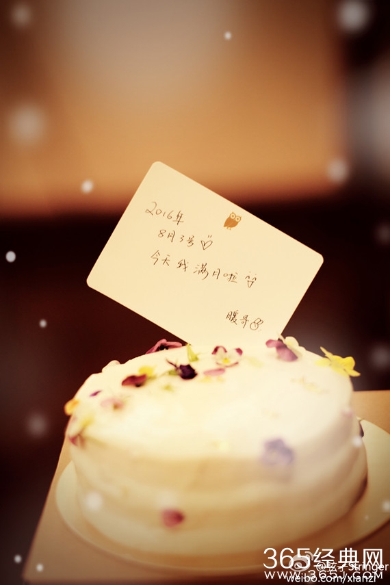 弦子晒儿子满月照 配文：今天暖哥满月啦