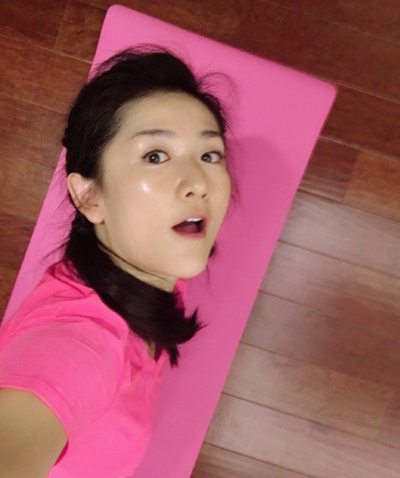 谢娜下完飞机狂做运动 满面油光深夜玩瑜伽