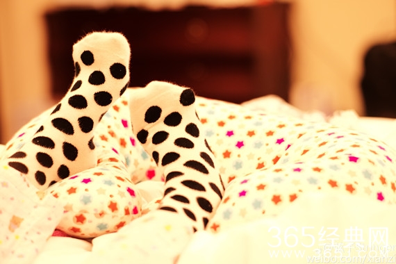 弦子晒儿子满月照 配文：今天暖哥满月啦