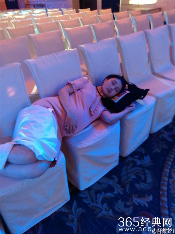 甘薇怀二胎临盆在即 走路瘸腿只能左躺