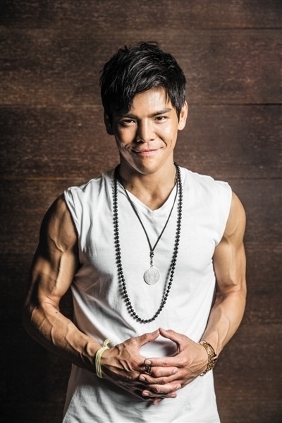 向佐拒做富二代 父亲向华强家教非常严厉